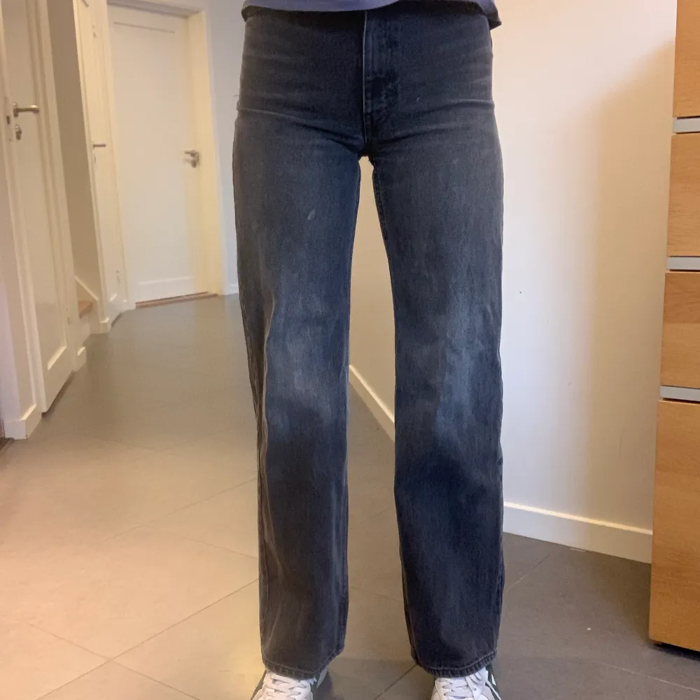 Jätte fina Monki jeans som tyvärr blivit för små för mig. Jag är 170 cm och de går ner över skorna. Modell Yoko storlek 24. Rensar ut många jeans som inte längre passar så kolla in mina andra annonser . Jeans & Byxor.