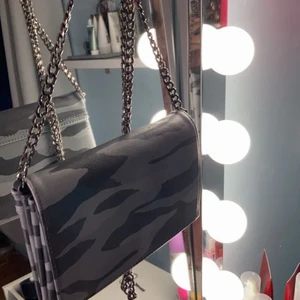 Militärmönstrad väska - Väska ifrån Gina i militärmönster. köpt för några år sen men har aldrig kommit till användning🤍 