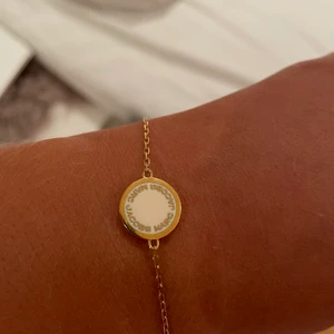 Marc by Marc Jacobs armband - Guld och vitt armband som knappt är använt från Marc Jacobs.