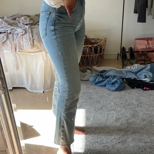 Ljusblå croppad jeans - Superfina ljusblå croppade jeans med högmidja och stretchigt material från Gina Tricot
