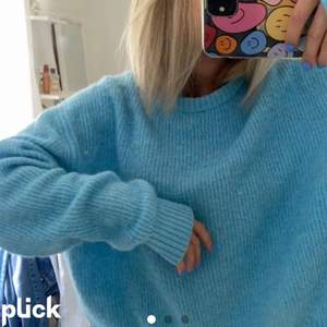 LÄGGER UT IGEN PGA OSERIÖS KÖPARE! Mjuk blå stickad tröja perfekt till hösten!💙 lånade bilder av Ebba Söderström💙skriv privat för fler bilder, buda från 120, BUDA INTE OM DU INTE KAN KÖPA DEN!