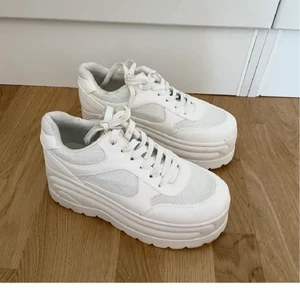 platform chunky vita sneakers st 37/38 - Köpta på plick, men var tyvärr något stora på mig :(( jätteledsen för de är verkligen jättefina, och bra skick!! endast använda 2-3 ggr av förra ägaren. storlek 37 (men passar nog 38 också, om du frågar mig) 