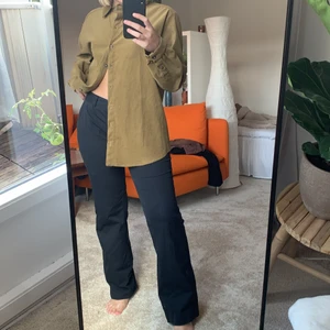 Lågmidjade kostymbyxor - Svarta lågmidjade kostymbyxor med tunna ljusare linjer på 💞 riktigt snygga men har tyvärr fler nästan likadana så får sälja dessa. Det står storlek m men jag har sytt in dem några cm så de är mer som s/xs nu, går lätt att sprätta upp dock