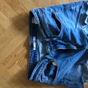 Blå jeansshorts från Levis. Gamla 506 som jag klippt av i strl 27.