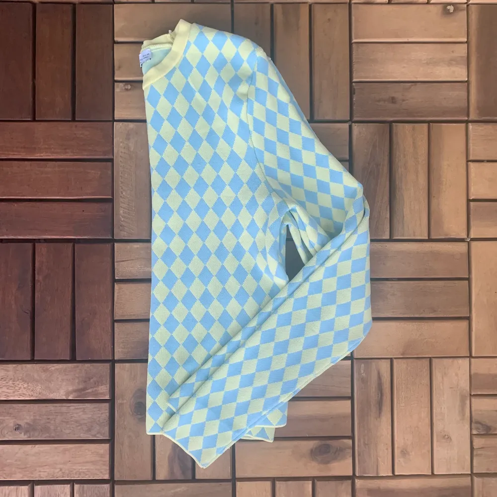 Jättegullig gul och ljusblå rutig tröja från zara, storlek xs. Lite slitage (frakt kostar 66 och ingår inte i priset). Toppar.