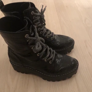 Boots med platå - Coola boots med hög sula