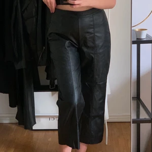 Skinnbyxor - Skinnbyxor från Gina Tricot i storlek L. Säljer för 50kr 🖤