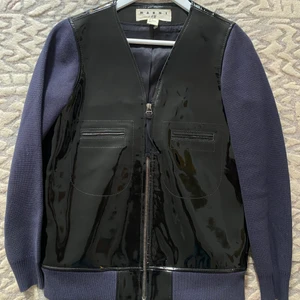 Jacka Marni x Hm - Cool jacka från Marnis kollektion för Hm! Armarna är stickade och resten är i läder☺️ modellen är oversized