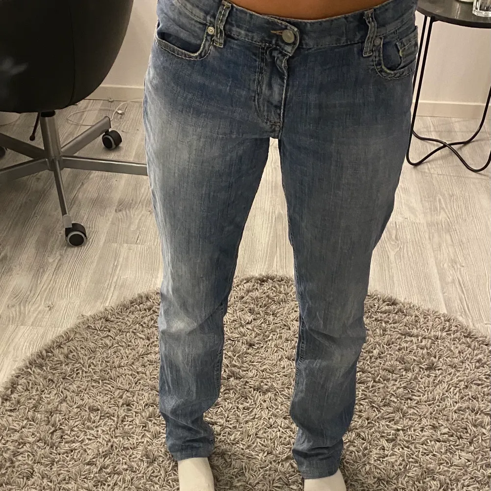Jättesnygga lågmidjade secondhand jeans, tycker verkligen dem är ascoola men kommer tyvärr inte till användning då de inte är min ”stil” !! hör av er vid frågor eller om ni är intresserade💕💕. Jeans & Byxor.