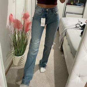 Zara jeans  - Jättepopulär mid rise Zara jeans i storlek 36! Jag har letat dessa jeans länge, men tyvärr är de för långa för mig, jag är 1,64 cm! Jeans är helt ny och prislapp sitter på! Buda i kommentarer eller privat! 😊💞✌🏻