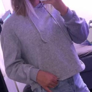 En grå hoddie från Pieces i storlek S - Säljer min gråa hoddie på grund av att jag inte använder den längre, den är i bra skick och inget fel på den💗 hör av dig om du är intresserad och ska ta redan på hur mycket frakten går på☺️