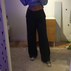 Gråa kostymbyxor⚡️ - Snygga mörkgråa kostymbyxor med medelhög midja från J. Lindberg. Köpa secondhand och sytt in dem med det är inget som syns utifrån! Jag skulle säga att den är strl medium💕⚡️😍