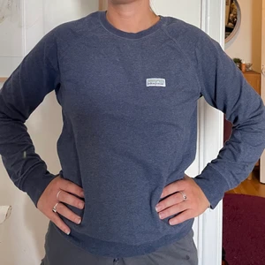 Patagonia  - En collagetröja ifrån Patagonia. Superskön! Jag är 1.64 och detta är storlek s och sitter rätt lose på mig. Jättefin blå/grå nyans! 