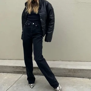 Svarta raka jeans NAKD - Jättesnygga raka jeans från NAKD som tyvärr blivit för korta för mig (är 178). Första bilden är lånad 