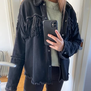 Jacka med fransar från Zara - En skitsnygg jacka med fransar från Zara
