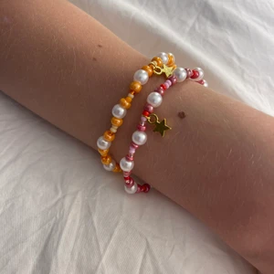 Armband - Superfina armband i rött och orange! De är dom färgerna som kommer släppas nu. Armbanden kostar 20:- styck ❤️ Köparen står för frakten som är på 11:- 🌈 kontakta mig vid frågor 