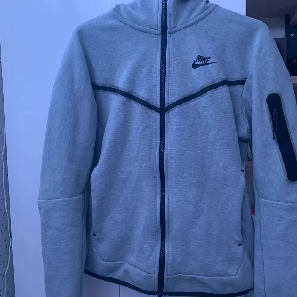 En Nike tech fleece i storlek XS men passar S eftersom jag är 175 och kan ha den. Säljer för tröttnat på den stilen. Ordinarie pris 1200-1300 men vill bara bli av med min.. Hoodies.