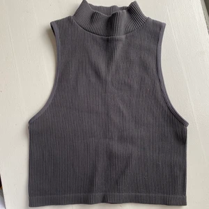 grå polo - superfint pololinne som aldrig använts endast testat det!