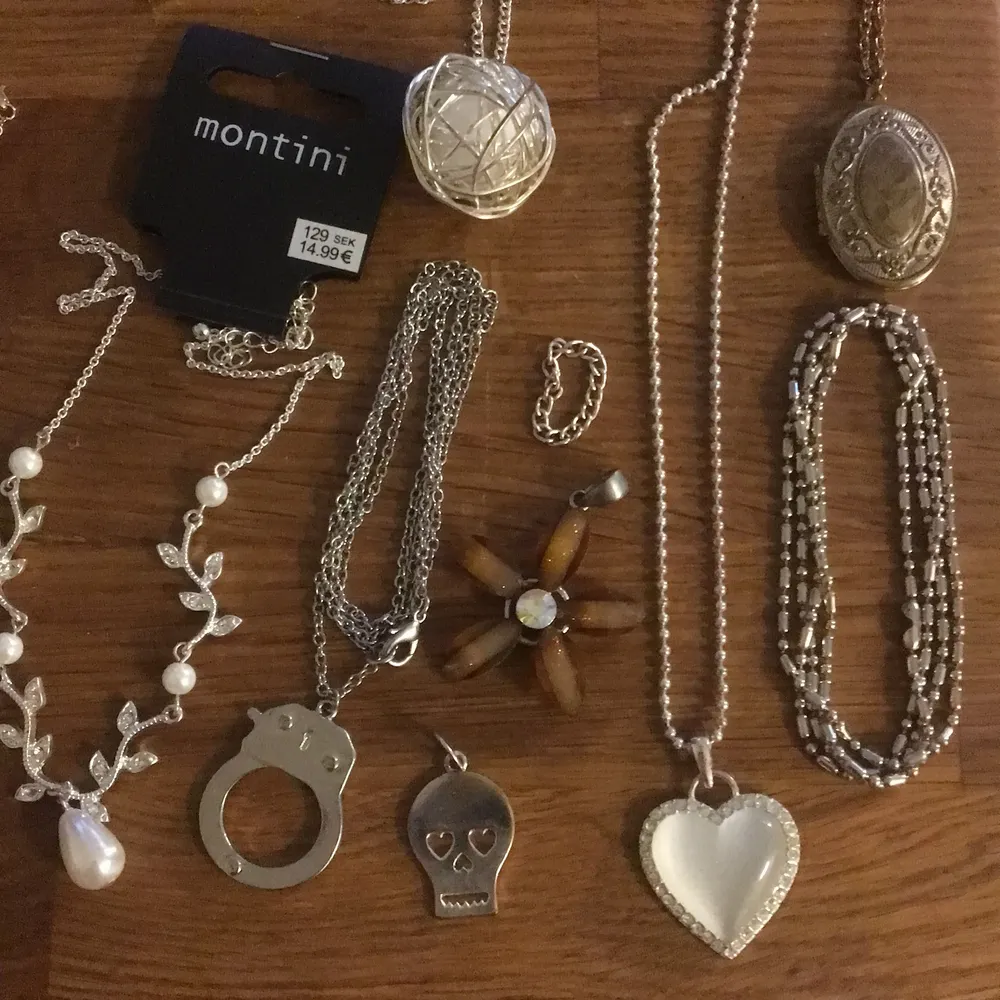 Smycken för alla smaker! Halsband, armband, ringar och berlocker. Allt 10kr/st. Accessoarer.