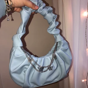 Ljusblå väska med fjärilar  - Sjukt fin endast använd en gång🥰