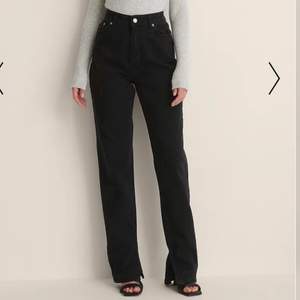 Svarta jeans med slits från Nakd i strl 34. Aldrig använda, nyskick! Nypris: 400, säljer för 260 + frakt💓