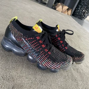 Vapormax  - Säljer mina fina vapormax! Köpta i USA i en Nike butik och dom är i super fint skick! Storleken är 39 men jag har själv alltid 38 så dom passar som storlek 38 också. Jag säljer dom för 800kr och dom är köpta för 2000kr.