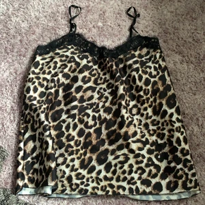 Linne - Leoprd linne som jag ej kommer ihåg vart det är ifrån. Också lite sportmaterial. Använd 2 gånger och säljer för jag ej använder. 