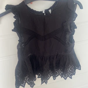 Svart linne från Zara - Svart linne från zara med massa detaljer! Har en liten fläck på framsidan (som förmodligen går bort i tvätten). Annars är toppen i fint skick! 