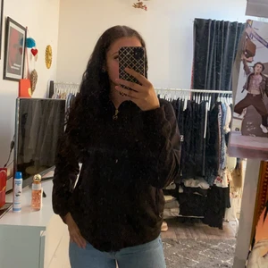 Puma zipup tröja strl xl mer som M - Säljer en mysig zipup tröja i strl XL men mer som en M, gulddetaljer 