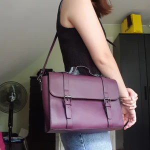 Lila väska - Snygg väska som är köpt second hand med prislapp på. Aldrig använd. Som ny. 