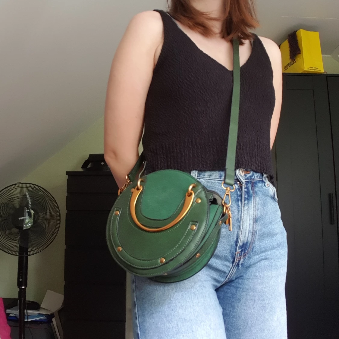 Grön rund väska.