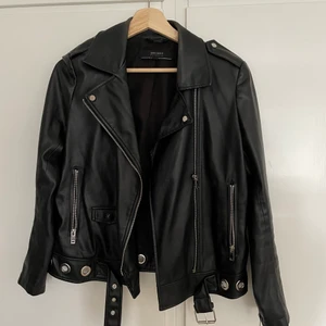 Skinnjacka  - Skinnjacka (fake läder) från zara. Storlek M men passar S 