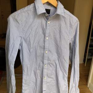Clean randig skjorta i XS från HM, med snygg passform