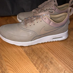 Nike skor - Dem är som nya, använda fåtal gånger. Skorna är i storlek 38,5. Hämtas i Asarum, kan tas till Hässleholm. Kan även skickas men då står köparen för frakten.