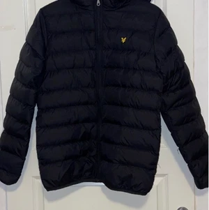 Lyle Scott jacka storlek 176 16-16 years - Mycket fin välvårdad jacka från märket Lyle & Scott, jackan är i storlek 176 / 15-16 years,  jackans skick 9/10 inga stora saker.  Inköpt hos KidsBrandStore för 899kr 😊 skickas med posten spårbart 99kr