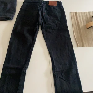 Levis jeans 501 - använda ungefär 3-4 gånger storlek 28 i midjan och 32 i längden, inte sönder någonstans, ny pris 1,2