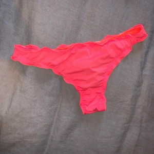 Bikiniunderdel från Cubus - En superfin bikiniunderdel från Cubus i storlek S, älskar korall färgen men tyvärr var den lite för liten för min smak😩 Hör av er om ni har frågor