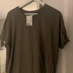 T-shirt oversized - Superfin oanvänd t-shirt med prislappen kvar. Köparen står för frakten 