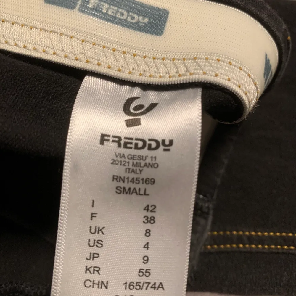 Ett par jättefina Freddy byxor i storlek small, använda därav priset!😊äkta!!. Jeans & Byxor.