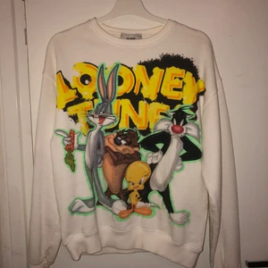 Cartoon - Tjocktröja från Pull&Bear med trycket Looney Tunes i Storlek XS