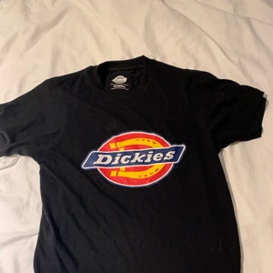 Svart Dickies t-shirt  - En svart Dickies t-shirt från Booztlet, bara använd få antals gånger 