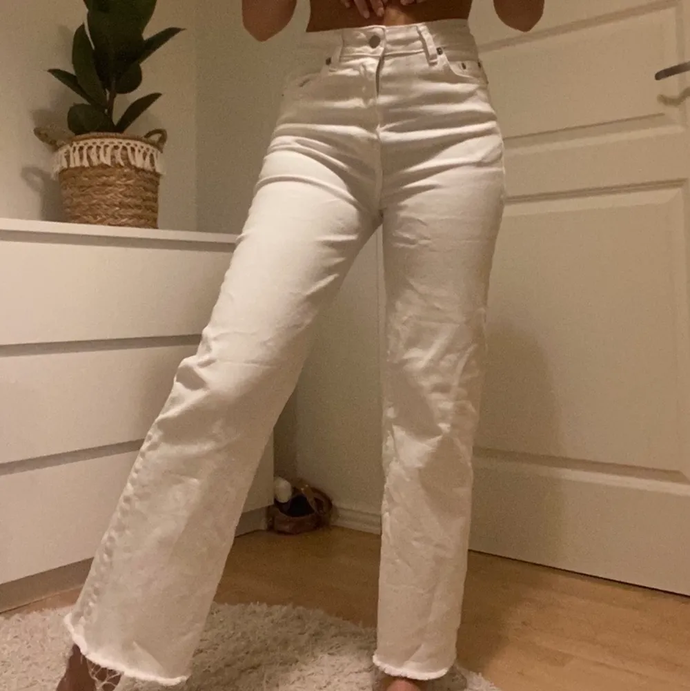 Snygga vita breda jeans med snygg passform. Där är även en snygg detalj med slitningar där nere! Oanvända.. Jeans & Byxor.
