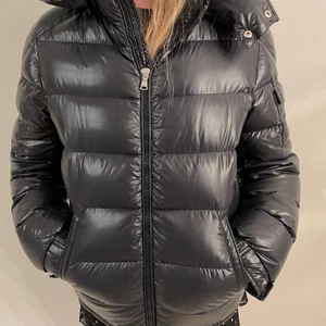 Äkta moncler jacka i mycket bra skick!!  - Mörkblå äkta moncler jacka i mycket fint skick, sparsamt använd. Pris kan diskuteras vid snabb affär.