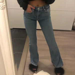 Blåa jeans - Säljer nu mina sjukt fina blå jeans från Gina tricot, storlek 34🙌🏼 skriv till mig privat om frågor finns