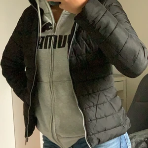 Dunjacka från Zara - Säljer min dunjacka från zara som är perfekt nu till hösten🥰 Endast använd ett fåtal gånger och inga defekter. Köpte den för 400kr. Frakt tillkommer💕