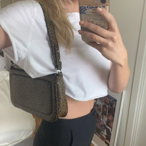 Fendi-liknande Beck Söndergaard väska - Fendi-inspirerad väska från Beck Söndergaard. Varit en favorit men kommer tyvärr inte lika mycket till användning längre. Superbra kvalité, köpt för ca 600:- om jag minns rätt.