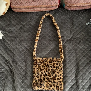 Indie leopard mönster väska - Päls väska (fejk) köpt från shein. Använt 1 gång men inte längre pga den passar inte min stil. Annars helt ny, den har mycket plats innuti!!