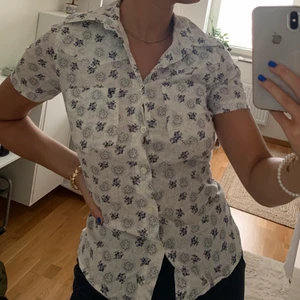 Skjorta - Säljer denna SUPERFINA skjorta som är lite för liten för mig:( 💞 köparen står för frakten men jag möter även upp i Lund💞 