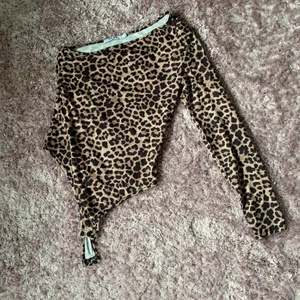 Boody - En boody från na-kd som är leopard o jätte fin. One-shoulder. Använd 3 gånger och säljer bara för att jag ej använder den. 
