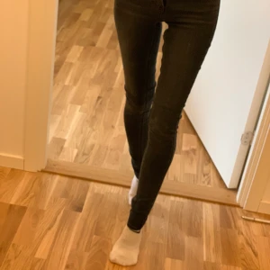 Levis super skinny  - Levis 710 super skinny jeans i storlek 23 i nyskick endast använda 1 gång. 🤩